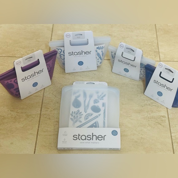 Stasher™ Silicone Reusable 2- 4 Cup Bowls, 2-2 Cup Bowls and 1/2 Gallon Flat. - Picture 1 of 10